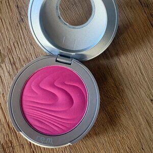 r.e.m. beauty Strawberry Nebula Blush